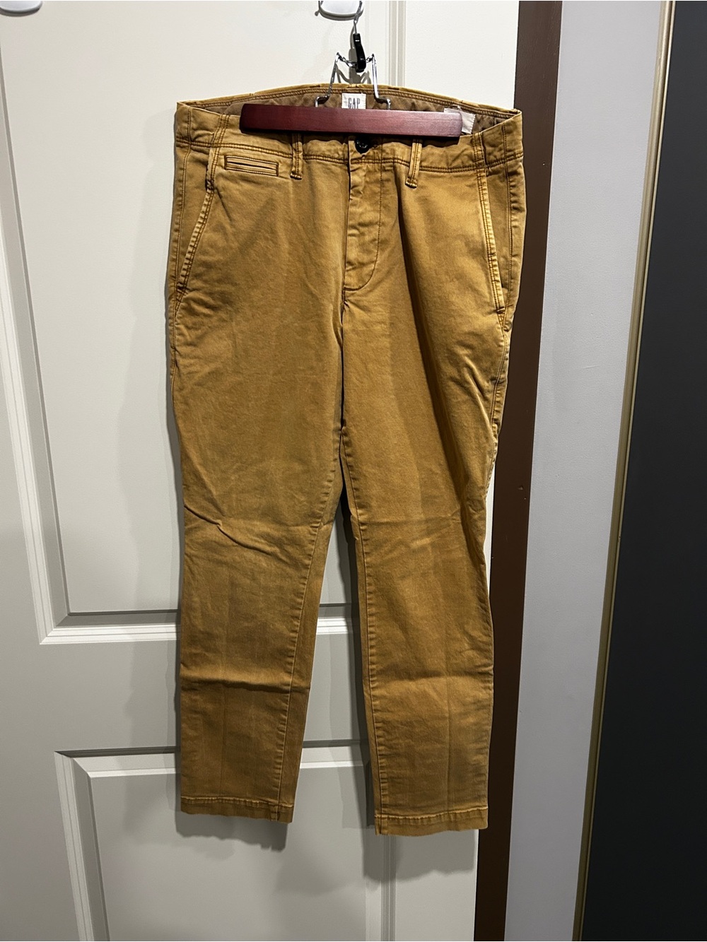 GAP Men's Slim Chinos in Dark Tan